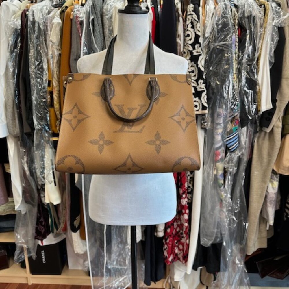 Louis Vuitton Monogram OnThe Go MM - Picture 10 of 13